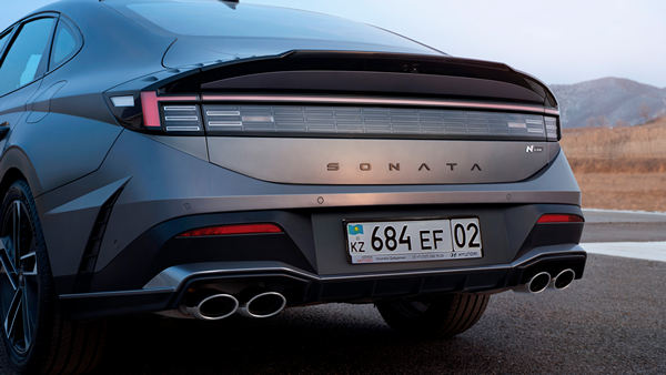 Спойлер на крышке багажника, повышающий аэродинамическую устойчивость на высоких скоростях.